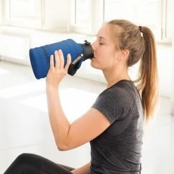 Navaris Waterfles Van Roestvrij Staal - Drinkfles - 2L - Extra Grote Roestvrijstalen Fles Met Drinkdop - Ideaal Tijdens Het Sporten - Donkergroen -Stroller shop 550x550 145