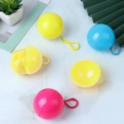 TravelTime® - Regenjas - Draagbaar - Wegwerp - Herbruikbaar - 3 Kleurrijke Ballen - Lichtblauw, Roze, Geel -Stroller shop 550x550 250